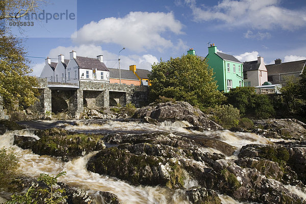 Sneem River unterhalb Straßenbrücke im Dorf am Ring of Kerry touristischen Route  Sneem  Iveragh-Halbinsel  County Kerry  Munster  Irland  Europa