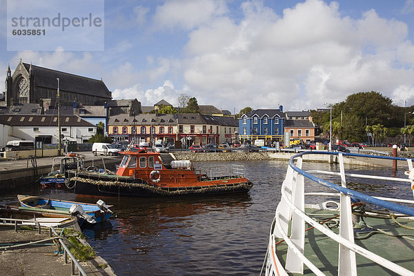 Rettungsboot im Hafen mit der Stadt über  Castletown (Castletownbere) (Castletown Bearhaven)  Beara Peninsula  County Cork  Munster  Irland  Europa