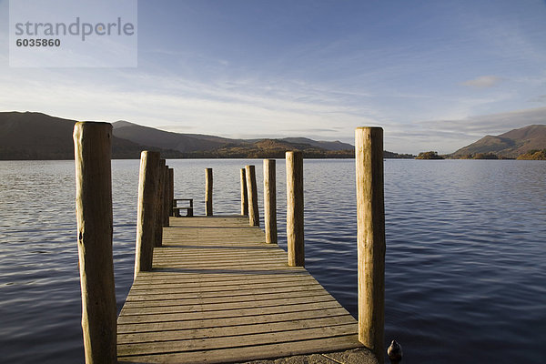 Hölzernen Steg Barrow Bay Landung am Derwent Water Richtung Norden West im Herbst  Keswick  Lake District-Nationalpark  Cumbria  England  Vereinigtes Königreich  Europa