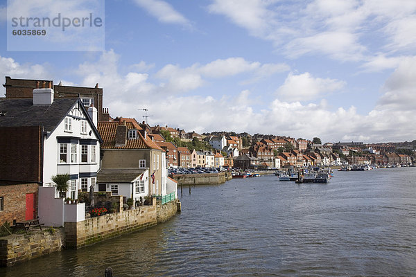 Fluß Esk Hafen und Kai Gebäude der Altstadt Richtung Süden von Bridge Street  Whitby  North Yorkshire  Yorkshire  England  Vereinigtes Königreich  Europa