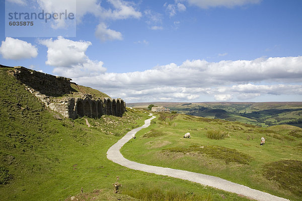 Bleibt der Brennöfen aus alten Eisenerz-Funktionsweise im Rosedale Moor mit Blick zum Esk Dale Valley  North York Moors National Park  North Yorkshire  Yorkshire  England  Vereinigtes Königreich  Europa