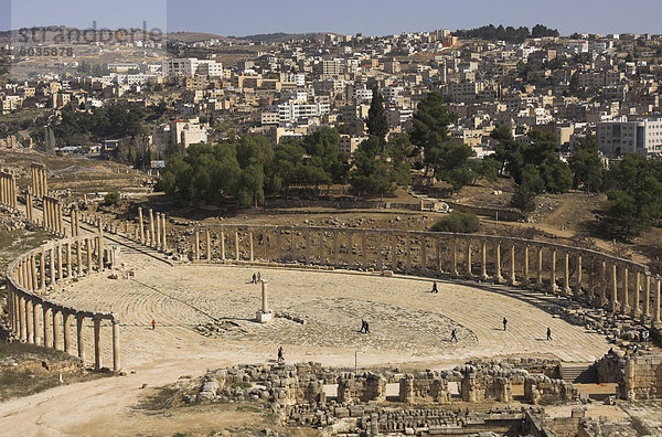 Blick von oben auf Roman Forum  Oval mit Jerash Stadt im Hintergrund  Jerash  Jordan  Naher Osten