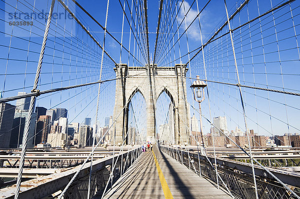 Fußgängerweg auf der Brooklyn Bridge mit Blick auf Manhattan  New York City  New York  Vereinigte Staaten von Amerika  Nordamerika