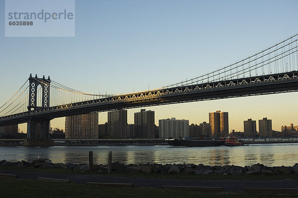 Manhattan Bridge und den East River  New York City  New York  Vereinigte Staaten von Amerika  Nordamerika