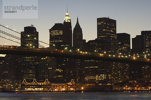 Skyline von Manhattan und Brooklyn Bridge bei Dämmerung  New York City  New York  Vereinigte Staaten von Amerika  Nordamerika