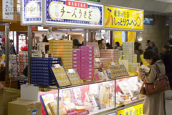 Geschäft in Tokio Hauptbahnhof Station  Tokio  Honshu  Japan  Asien