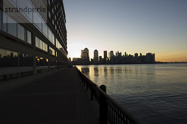 Untere Manhattan Skyline von Jersey City in den Hudson River  New York City  New York  Vereinigte Staaten von Amerika  Nordamerika