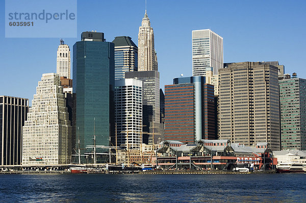 South Street Seaport und hohe Gebäude darüber hinaus  Manhattan  New York City  New York  Vereinigte Staaten von Amerika  Nordamerika