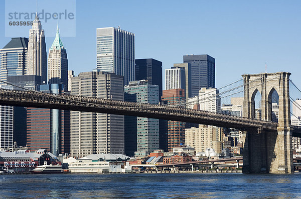 Brooklyn Bridge und Manhattan Skyline  New York City  New York  Vereinigte Staaten von Amerika  Nordamerika