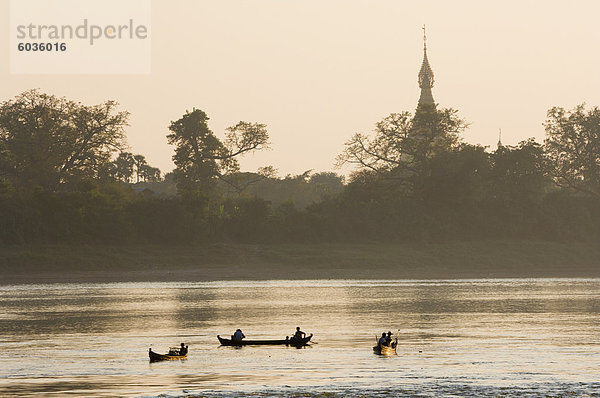 Boote auf dem Ayeyarwaddy Fluss  Myanmar (Birma)  Asien