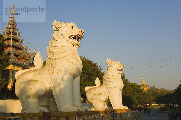 Eingangstor nach Mandalay Hill  Mandalay  Myanmar (Birma)  Asien