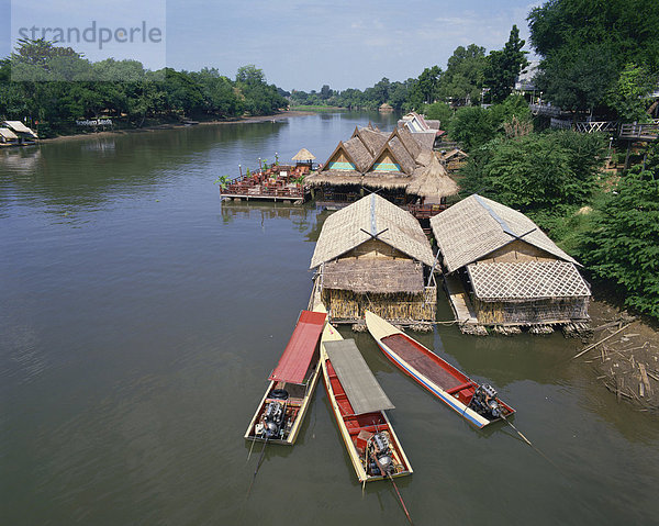 Boote vor Anker in der Nähe von einem Restaurant am Fluss Kwai in Thailand  Südostasien  Asien