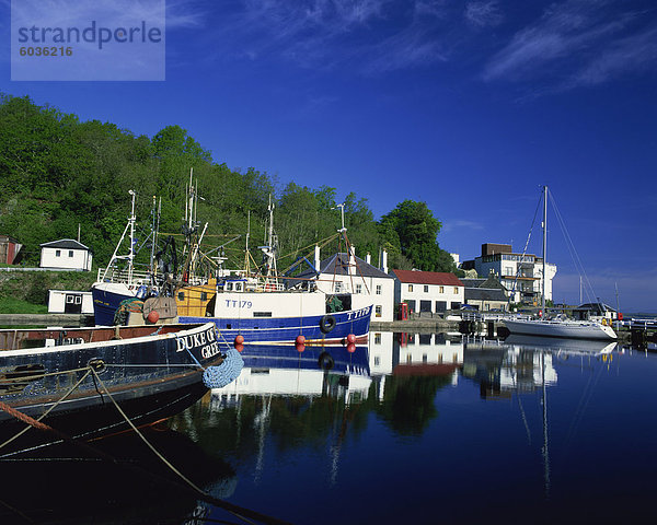 Ruhige Szene Boote spiegelt sich in stilles Wasser auf den Crinan Canal  Crinan  Strathclyde  Schottland  Vereinigtes Königreich  Europa