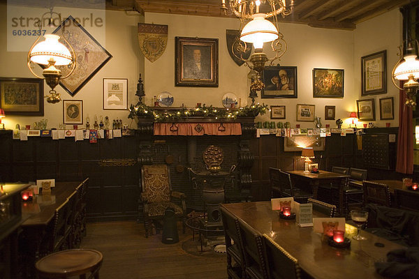 Das Vlissinghe Café  flämische Bar 1515 gebaut und verwendet von Van Dyck  Blekerstraat  Brügge  Belgien