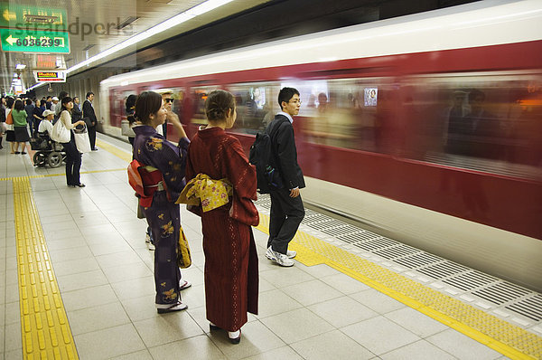 Junge Frauen tragen Kimono wartet Zug nach Ankunft am Bahnhof in Kyoto  Kyoto  der Insel Honshu  Japan  Asien