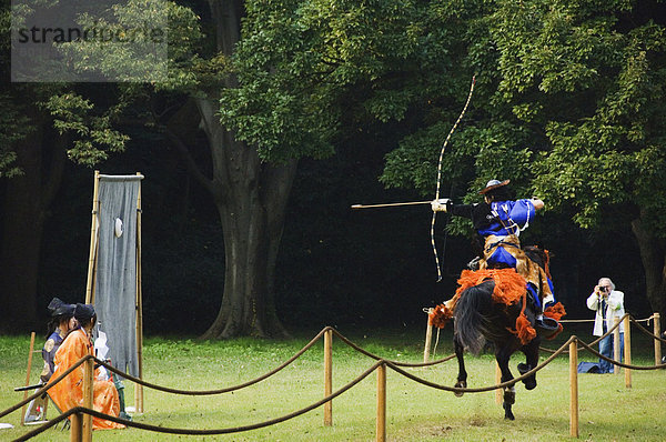 Pferd Back-Bogenschießen-Wettbewerb (Yabusame)  Bezirk Harajuku  Tokyo  Insel Honshu  Japan  Asien