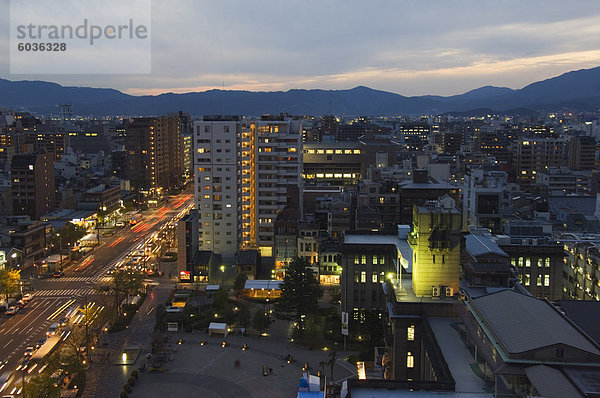 Kyoto Innenstadt bei Nacht  Kyoto  der Insel Honshu  Japan  Asien