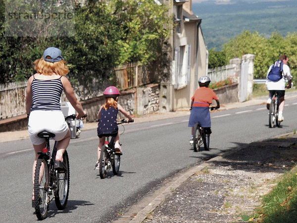 Britische Familie Radfahren durch das Loire-Tal  Sancerre  Loire  Frankreich  Europa