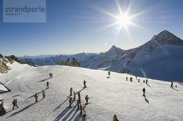 Skifahrer am Hintertuxer Gletscher  Mayrhofen Skigebiet  Zillertal Valley  Tirol  Österreich  Europa