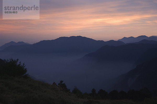 Sonnenaufgang in der Nähe von Mount Yushan  Yushan Nationalpark  Nantou County  Taiwan  Asien