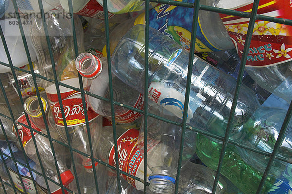 Leere Plastikflaschen in einem Wiederverwertung container