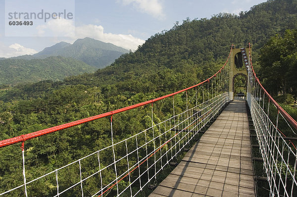 Hängebrücke über Tal  Taiwan Aboriginal Culture Park  Pingtung County  Taiwan  Asien