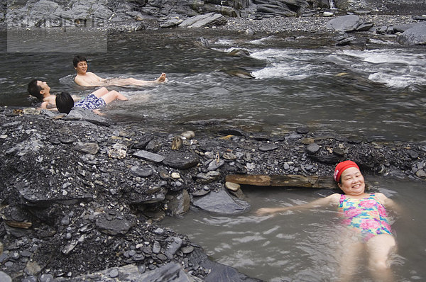 Menschen genießen natürliche heiße Flusswasser von Tona Hotspring Bad Resort  Maolin  Kaoshiung County  Taiwan  Asien