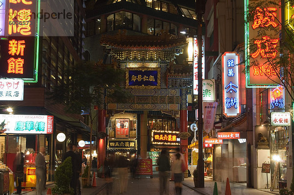 Chinesisches Tor  China-Stadt bei Nacht  Yokohama  Japan  Asien