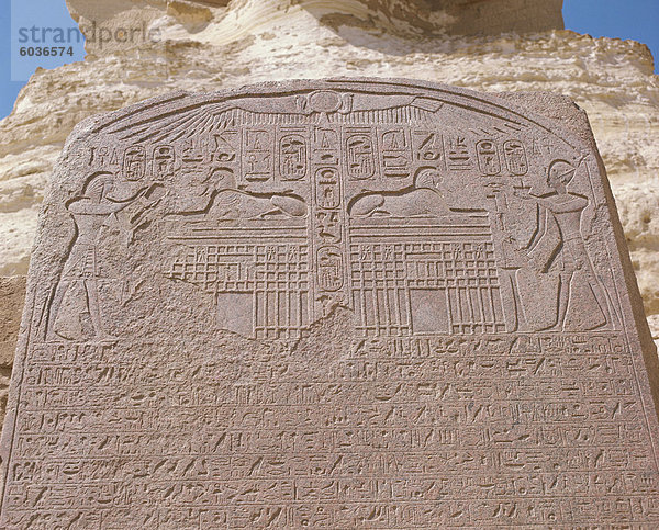 Näheres zu den geschnitzten Stela vor die große Sphinx an Giza  UNESCO World Heritage Site  Ägypten  Nordafrika  Afrika