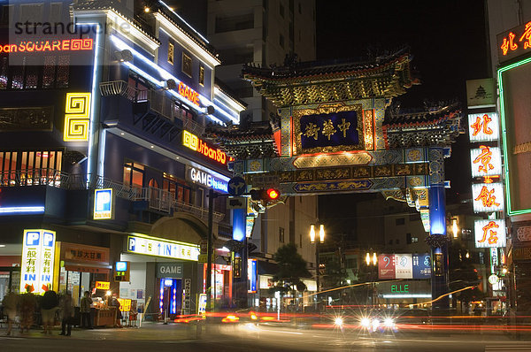 Chinesisches Tor  China-Stadt bei Nacht  Yokohama  Japan  Asien