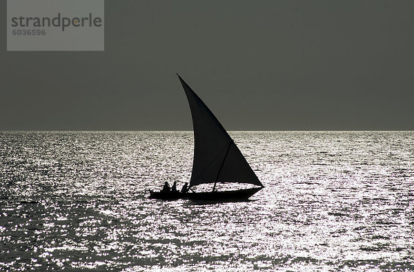 Eine Dhau Silhouette in der Nähe von Stone Town  Sansibar  Tansania  Ostafrika  Afrika