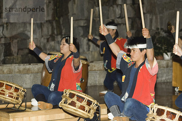Traditionellen japanischen Taiko-Trommeln Leistung  Matsuyama  Präfektur Ehime  Shikoku Insel  Japan  Asien