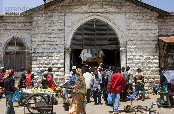 Der Eingang zum Markt in Stone Town  Sansibar  Tansania  Ostafrika  Afrika