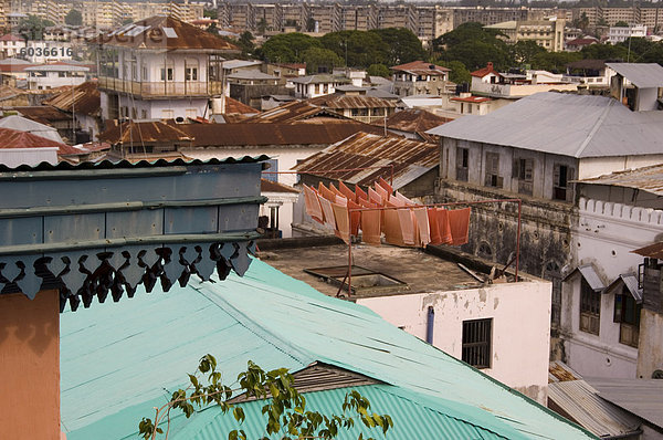 Eine Ansicht von Stone Town Dächer mit Handtüchern Trocknen auf einem Dach  Stone Town  UNESCO Weltkulturerbe  Sansibar  Tansania  Ostafrika  Afrika