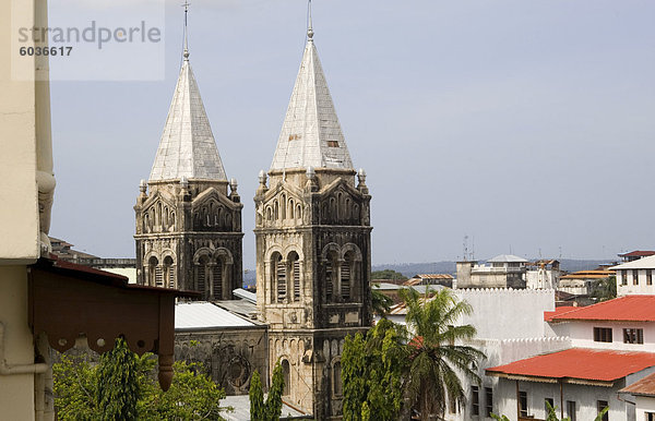 Ein Blick auf die Skyline Stone Town einschließlich die zwei Türme von St. Josephs katholische Kathedrale  Stone Town  UNESCO-Weltkulturerbe  Ostafrika  Sansibar  Tansania  Afrika