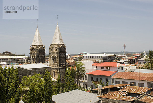Ein Blick auf die Skyline Stone Town einschließlich die zwei Türme von St. Josephs katholische Kathedrale  Stone Town  UNESCO-Weltkulturerbe  Ostafrika  Sansibar  Tansania  Afrika