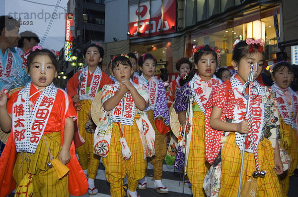 Kinder in Prozession  Herbstfest  Kawagoe  Saitama Präfektur  Japan  Asien