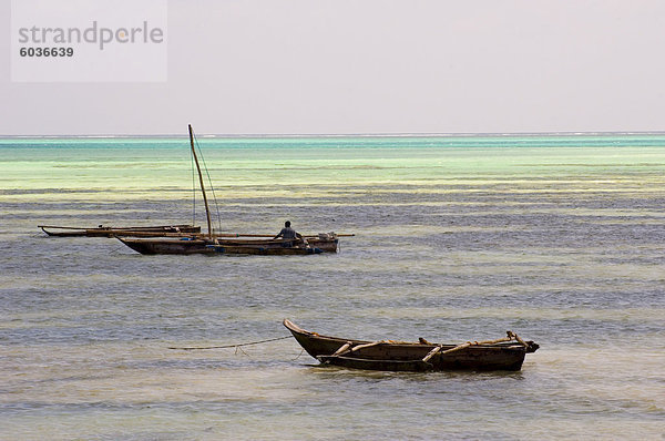 Traditionellen hölzernen Dhaus im Meer in der Nähe von Paje  Zanzibar  Tansania  Ostafrika  Afrika