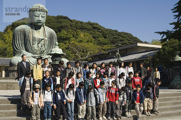 Schulkinder in The Big Buddha Statue  Kamakura-City  Präfektur Kanagawa  Japan  Asien