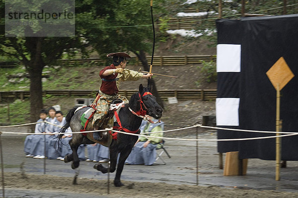 Tracht und Pferd  Zeremonie für Bogenschießen Festival  Tokyo  Japan  Asien