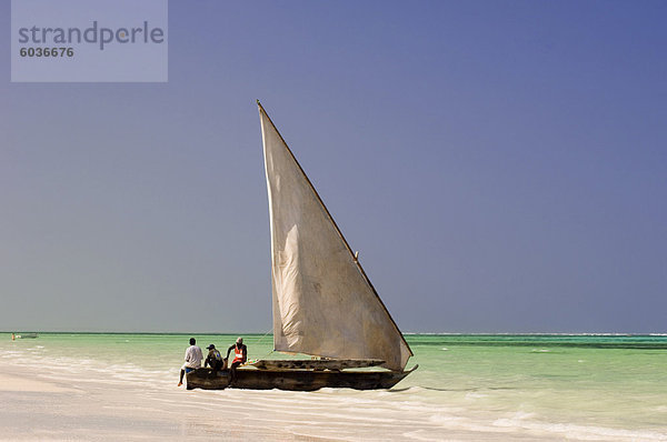 Traditionellen hölzernen Segelboot auf dem Strand  Sansibar  Tansania  Ostafrika  Afrika