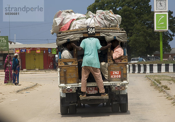 Menschen  die Verpackung in einem Dale Dale  lokale Form von Transport  Sansibar  Tansania  Ostafrika  Afrika
