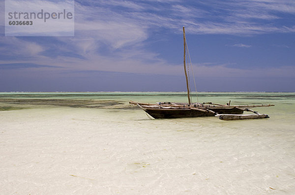 Ein dau auf Kiwendwa Strand bei Ebbe  Sansibar  Tansania  Ostafrika  Afrika