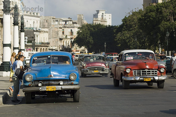 Autos in Havanna  Kuba  Westindische Inseln  Mittelamerika