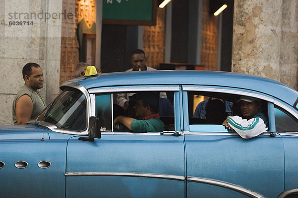 Große blaue dem Taxi  Havanna  Kuba  Westindische Inseln  Mittelamerika