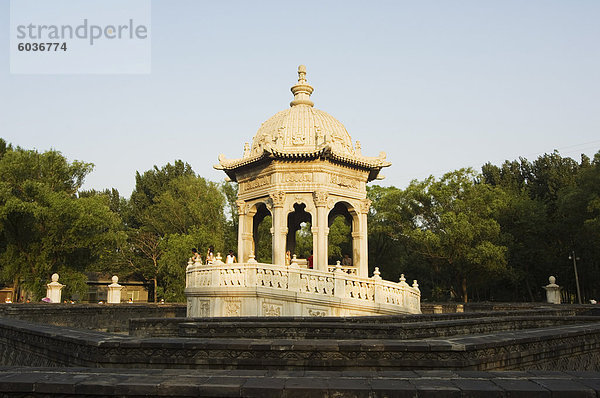 Ein Pavillon im Bereich Labyrinth der Yuanmingyuan (alte Sommerpalast)  Beijing  China  Asien