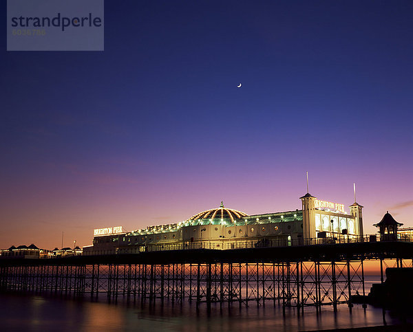 Brighton Pier in Dämmerung  Brighton  Sussex  England  Vereinigtes Königreich  Europa