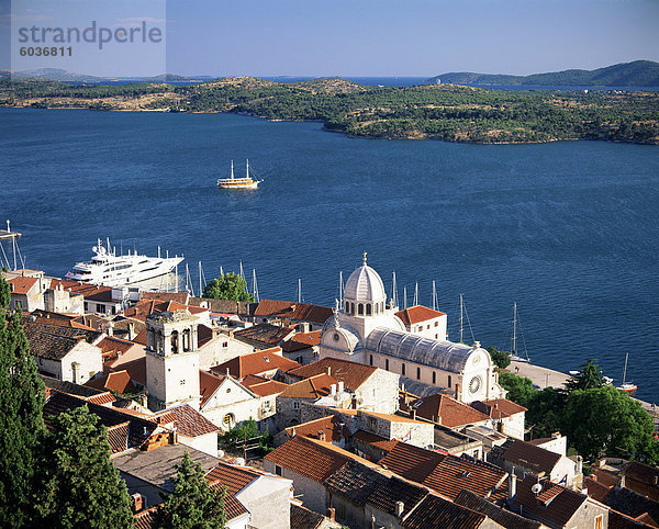 Blick über die Altstadt und Kathedrale von St. Jacob  Sibenik  Knin Region  Dalmatien  Kroatien  Europa