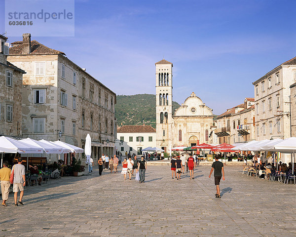 Altstädter Ring und der Kathedrale von St. Stjepan  Stadt Hvar  Insel Hvar  Dalmatien  Kroatien  Europa