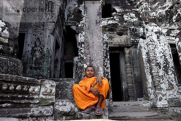 Ein buddhistischer Mönch entspannt im Bayon Tempel  Angkor  UNESCO Weltkulturerbe  Kambodscha  Indochina  Südostasien  Asien